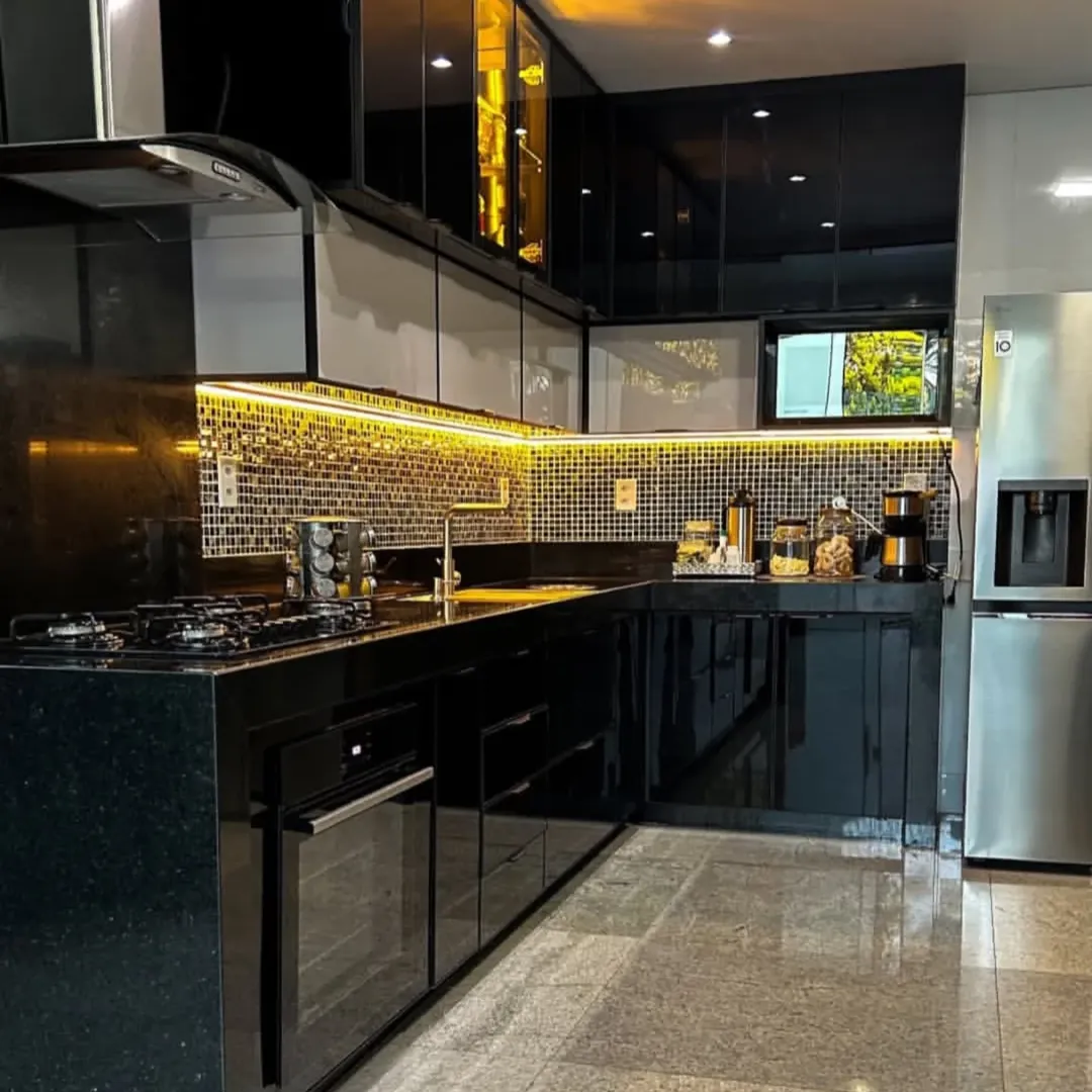 Cozinha black premium com vidro e LED dourado