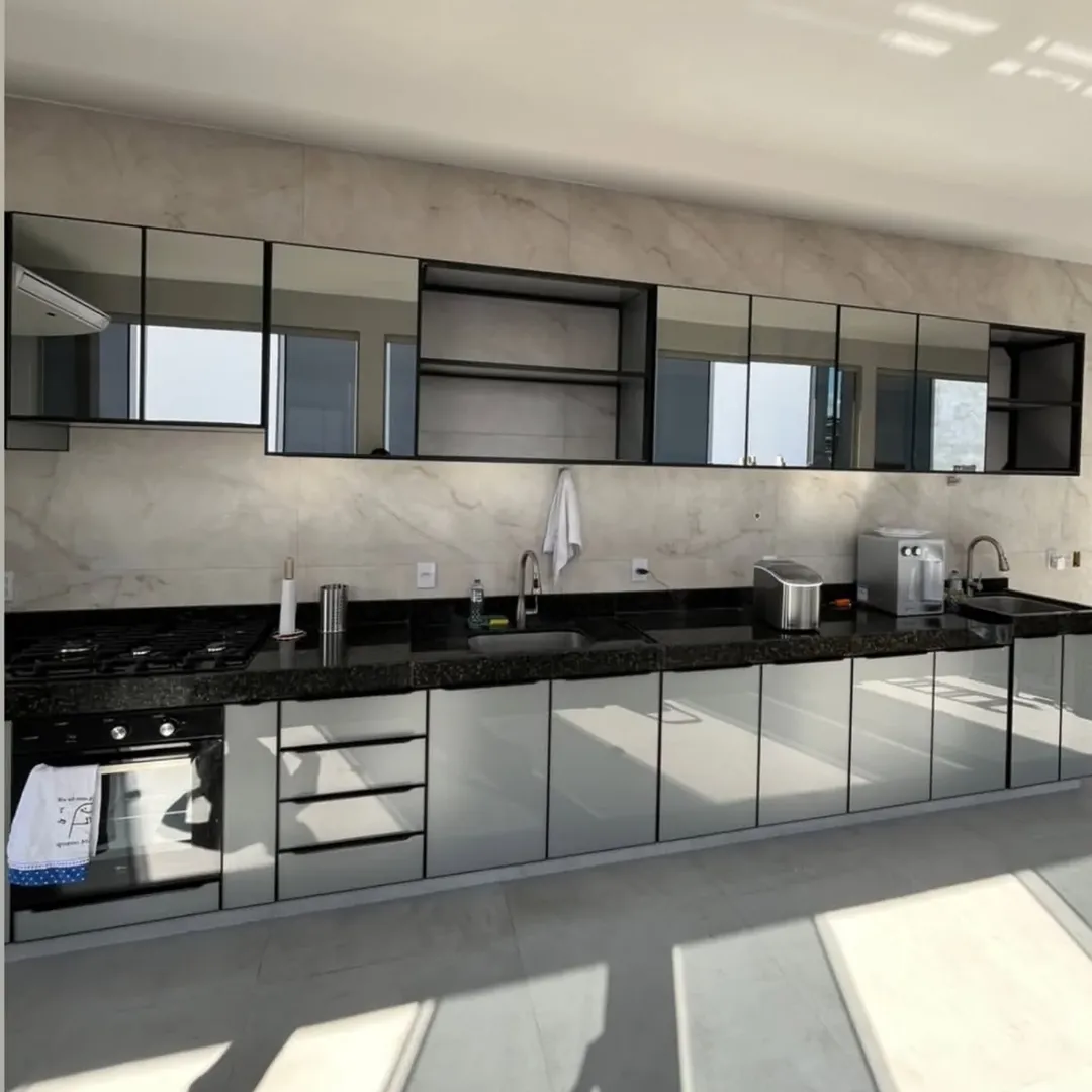 Cozinha cinza espelhada com bancada preta