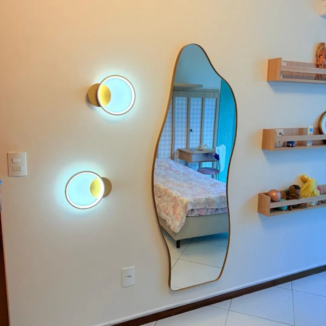 Espelho decorativo orgânico com moldura dourada