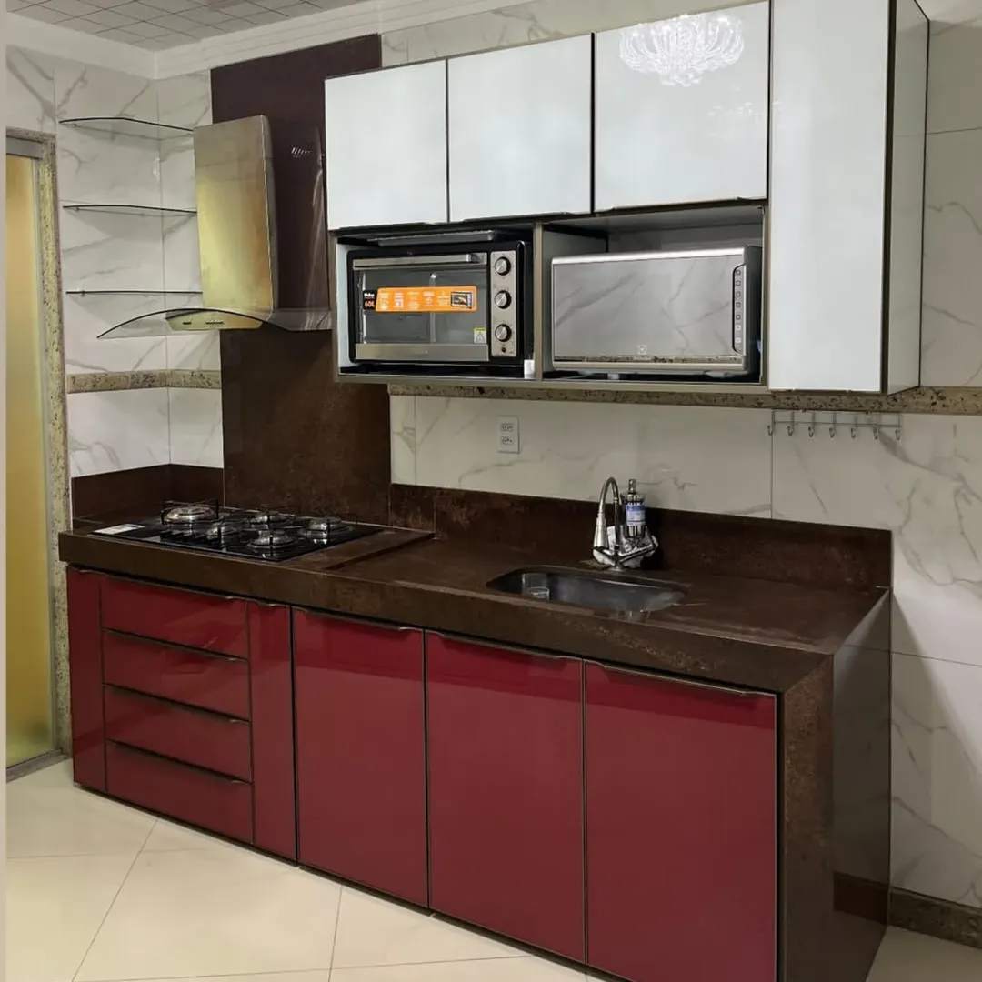 Cozinha vermelha em vidro