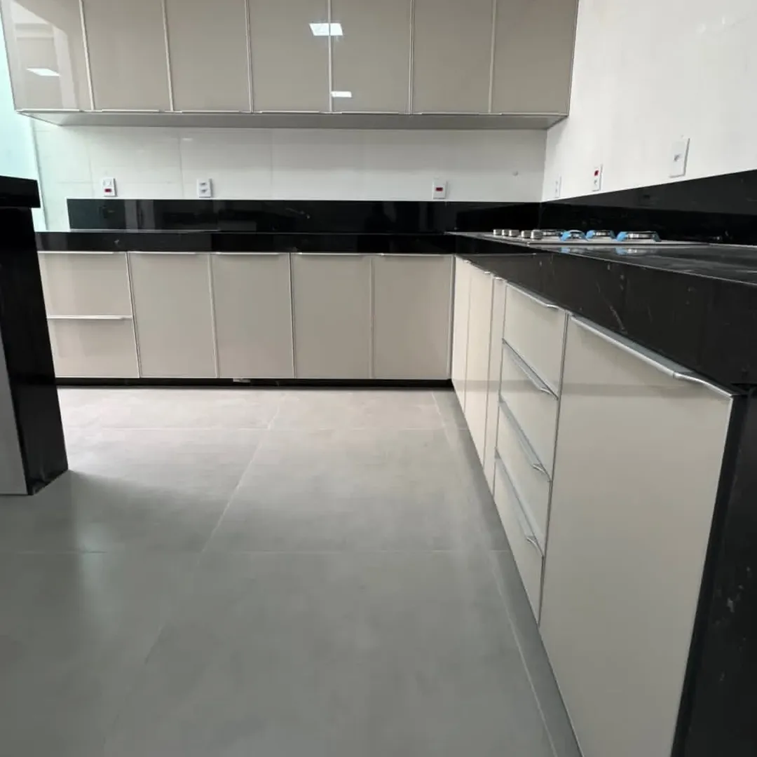 Cozinha bege com bancada preta